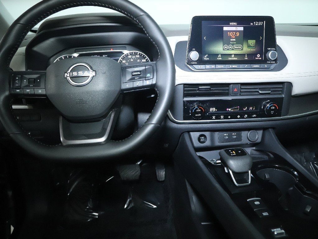 Certified 2025 Nissan Rogue SV image 27