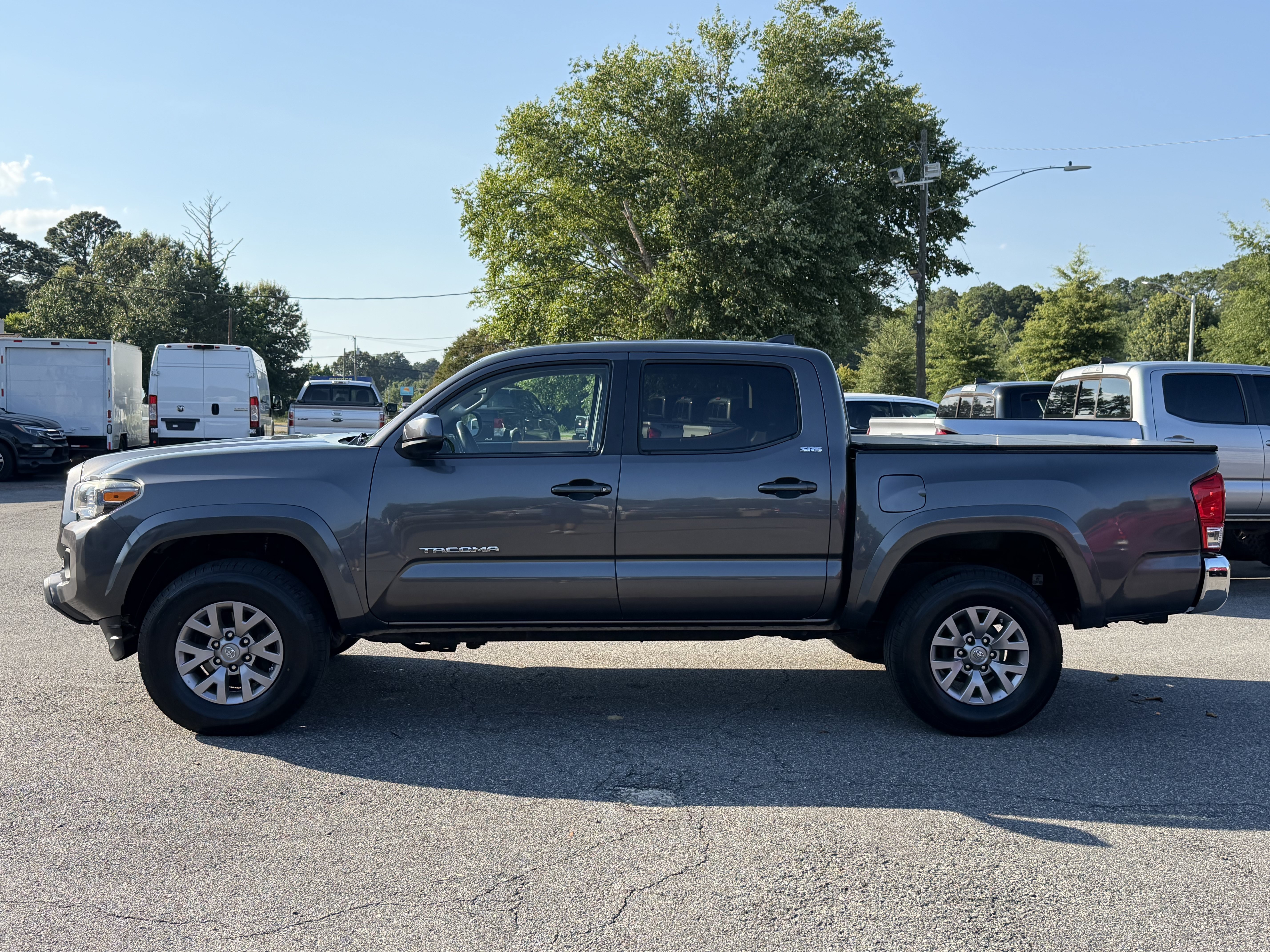 Used 2017 Toyota Tacoma SR5 AWD/4WD image 11