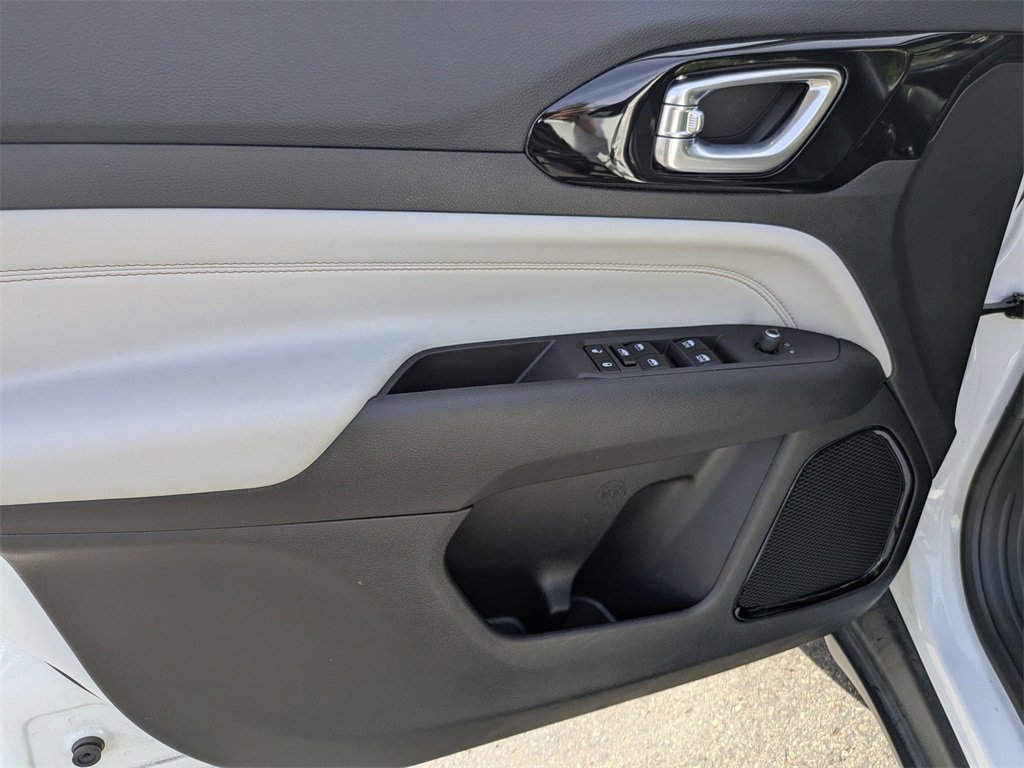 Used 2025 Jeep Compass Limited image 15