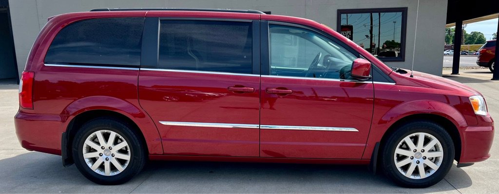 Used 2015 Chrysler Town & Country Touring w/ Mopar Premium Addition Group image 8