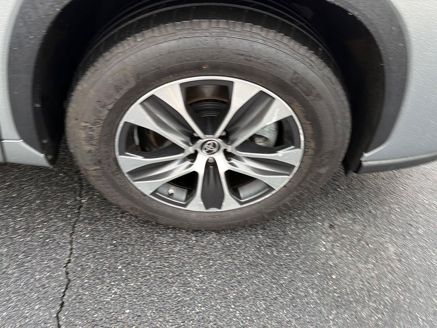 Certified 2025 Toyota Highlander XLE FWD image 42