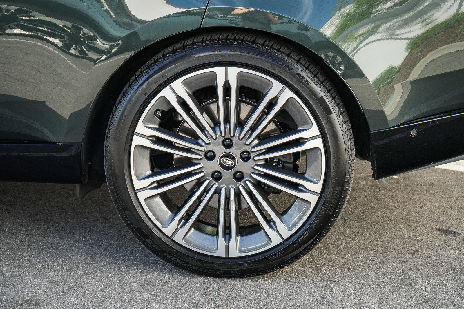 Certified 2025 Land Rover Range Rover SE AWD/4WD image 13