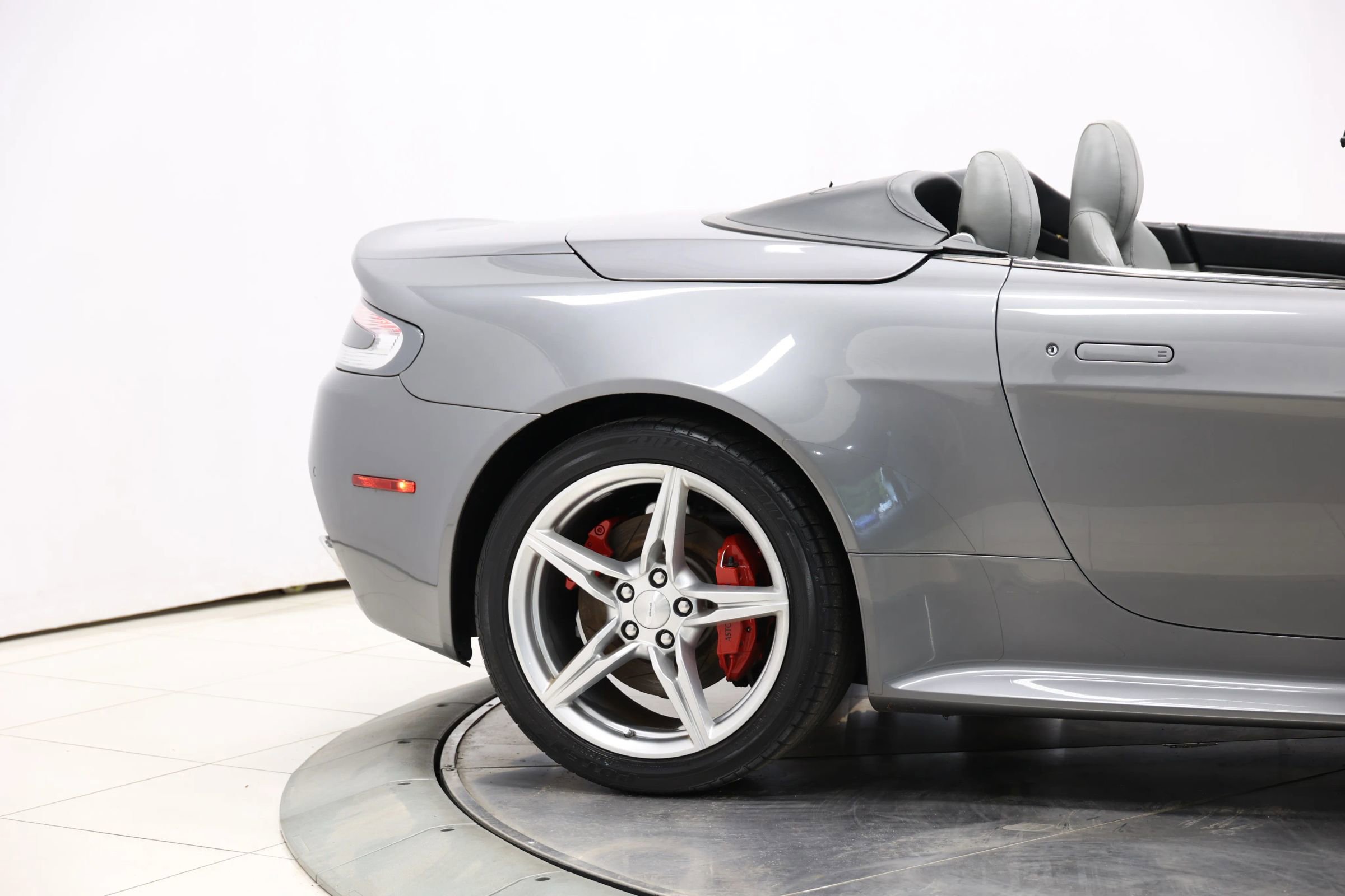 Used 2016 Aston Martin V8 Vantage S RWD image 41
