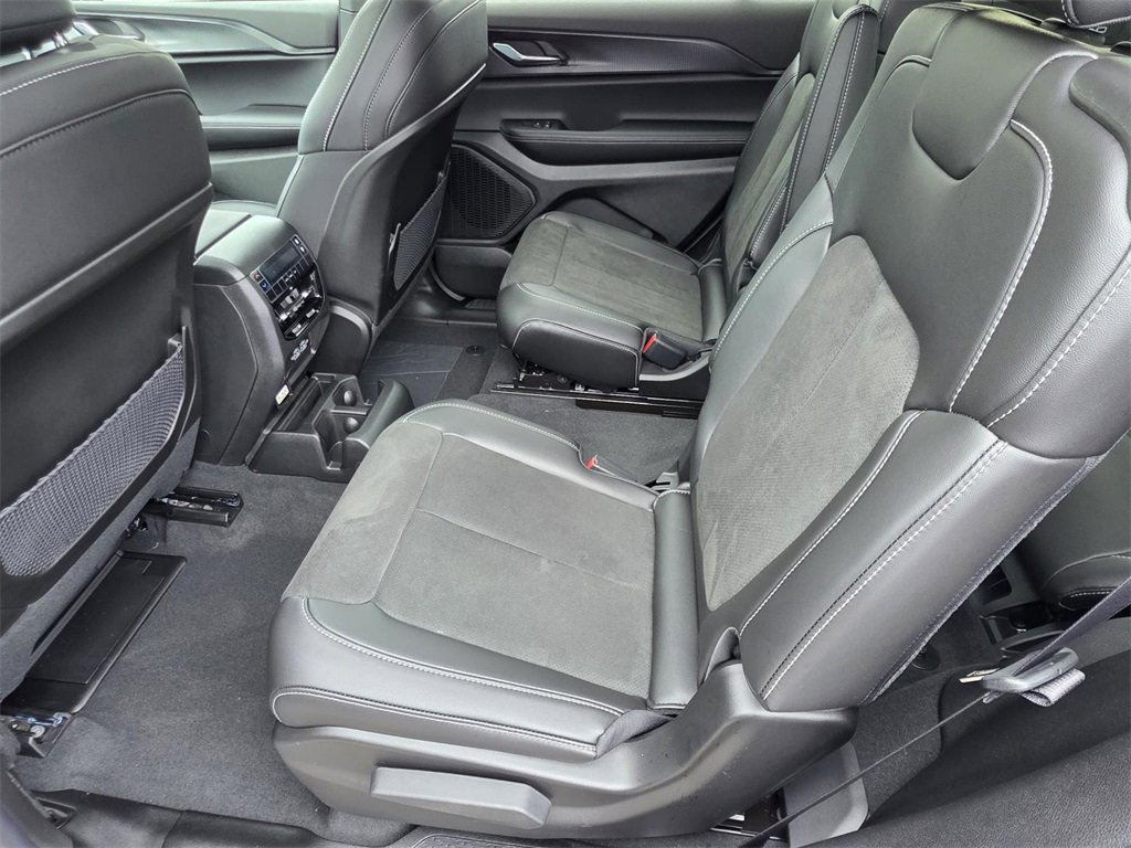 New 2025 Jeep Grand Cherokee L Altitude image 9