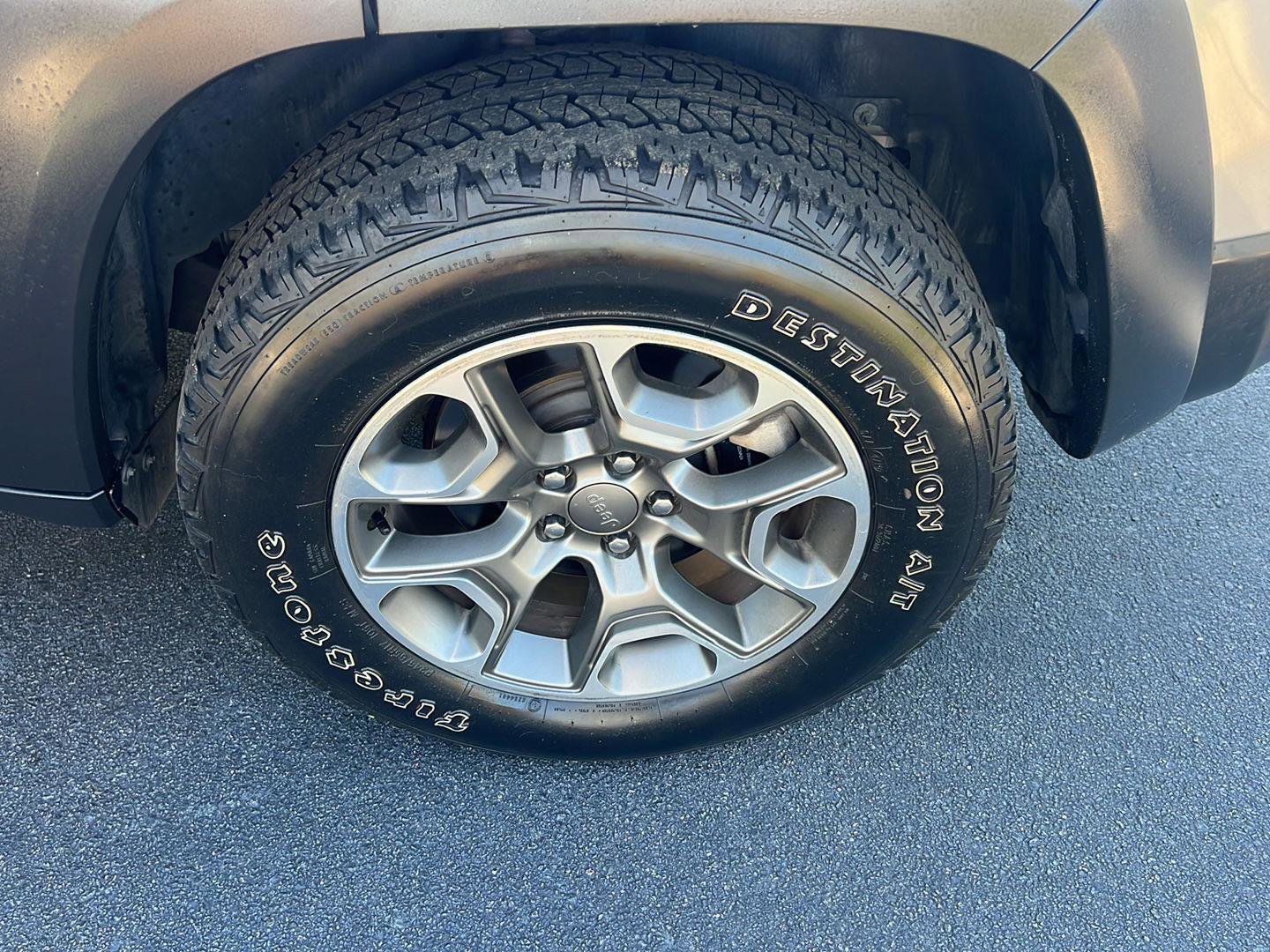 Used 2020 Jeep Cherokee Trailhawk AWD/4WD image 39