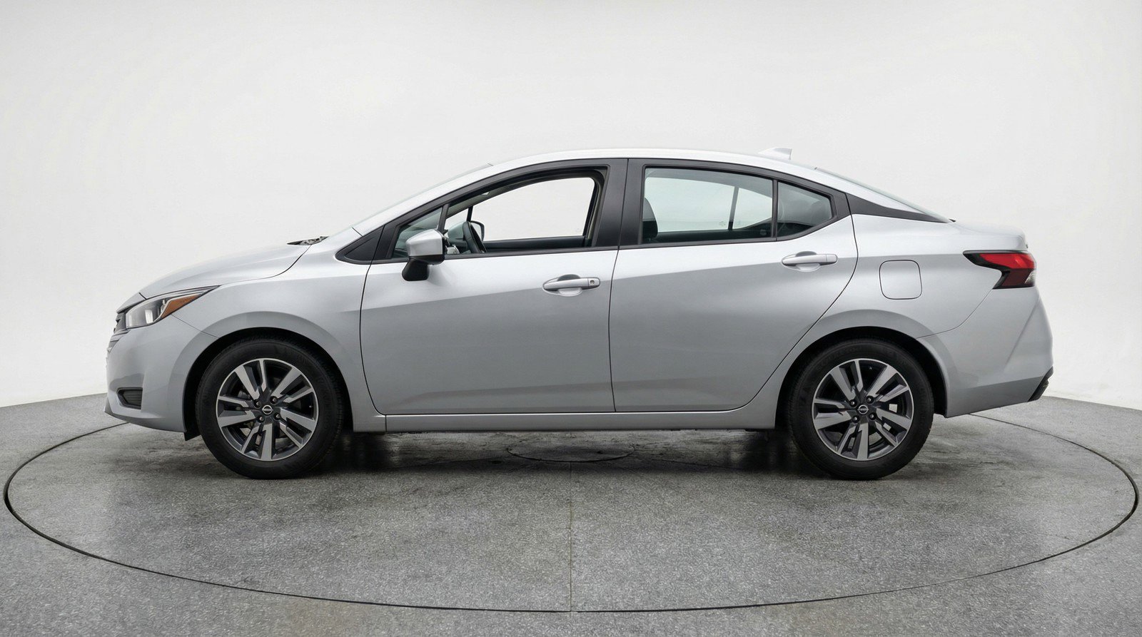 Used 2025 Nissan Versa SV image 5