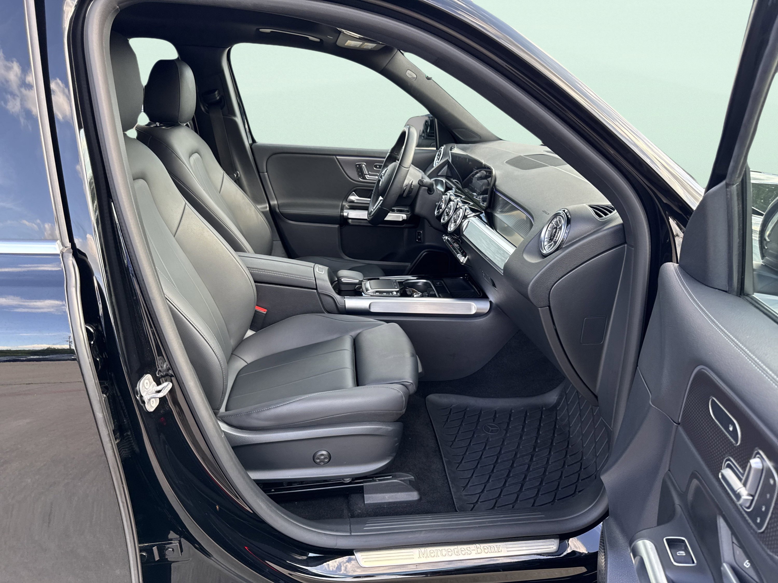 Used 2023 Mercedes-Benz EQB 350 4MATIC SUV w/ Exclusive Package image 52