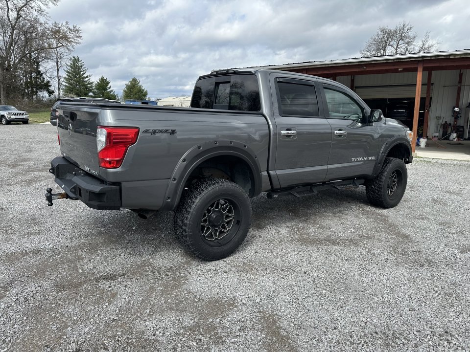 Used 2019 Nissan Titan SV image 5