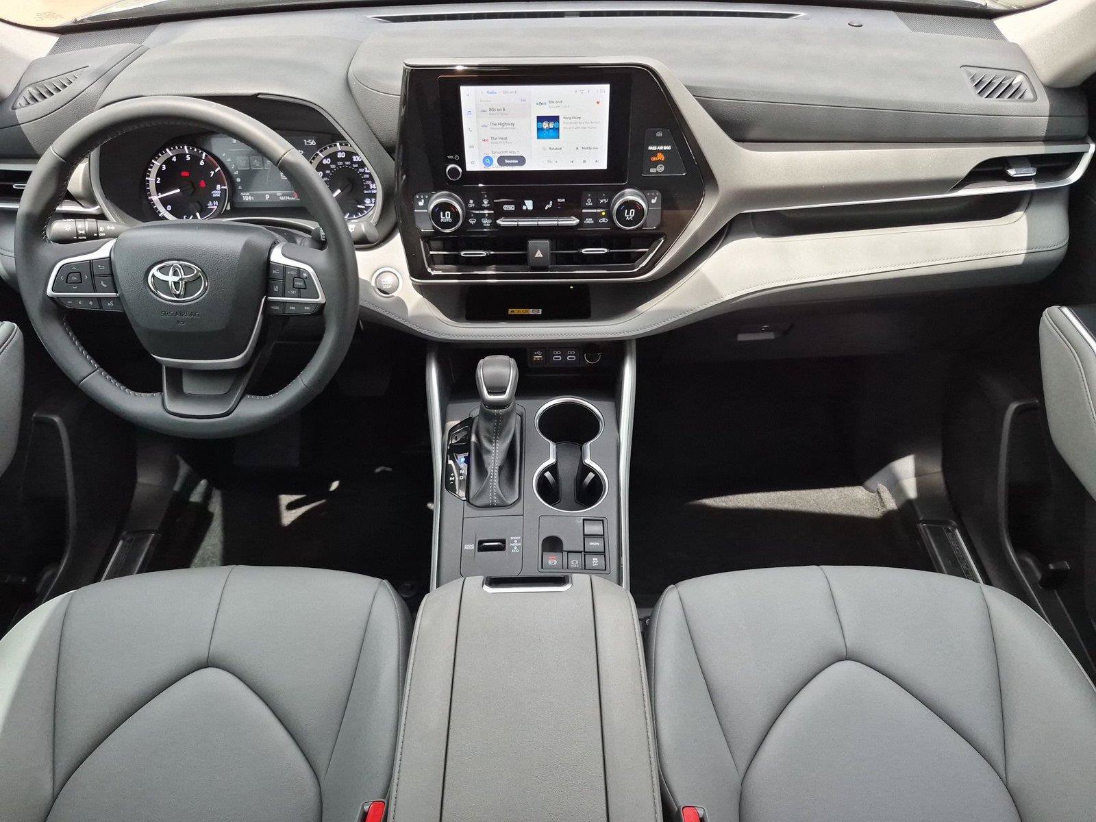 Used 2024 Toyota Highlander XLE FWD image 13