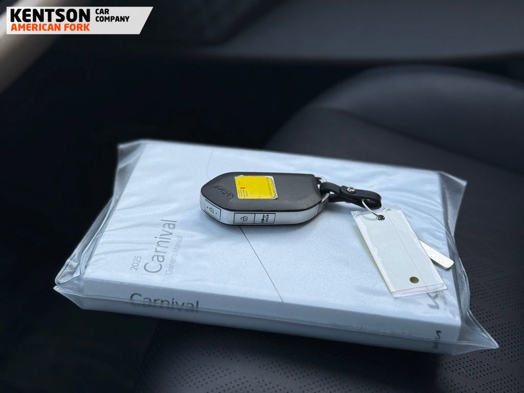 Used 2025 Kia Carnival image 44