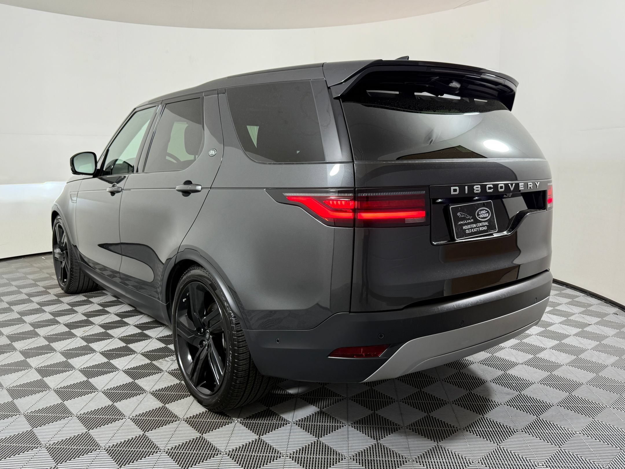 Used 2025 Land Rover Discovery S AWD/4WD image 3