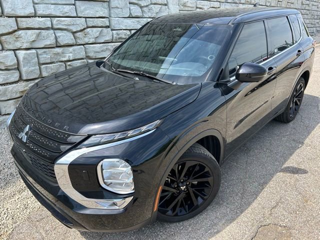 Used 2023 Mitsubishi Outlander SE Black Edition AWD/4WD video 1