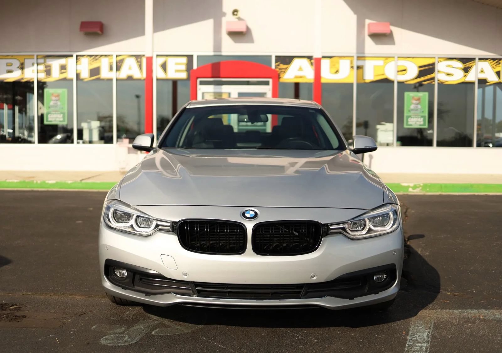 Used 2018 BMW 320i xDrive Sedan w/ Convenience Package AWD/4WD image 2
