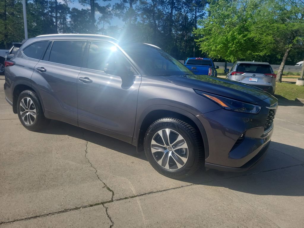 Used 2022 Toyota Highlander XLE image 11
