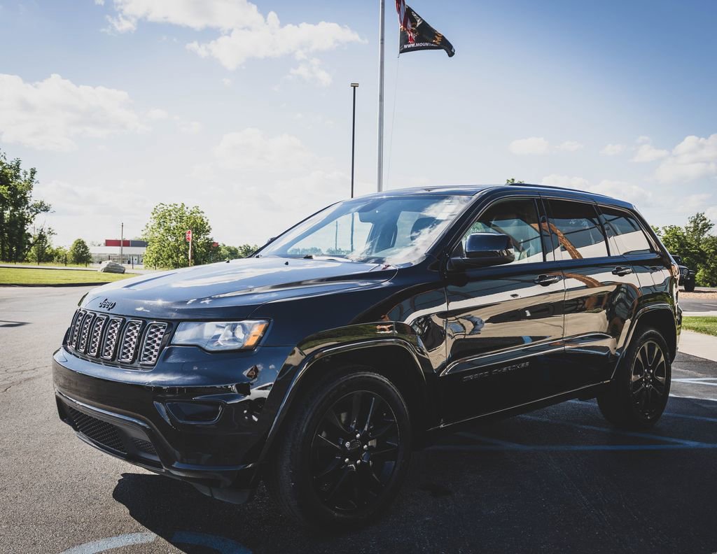 Used 2018 Jeep Grand Cherokee Altitude AWD/4WD image 5