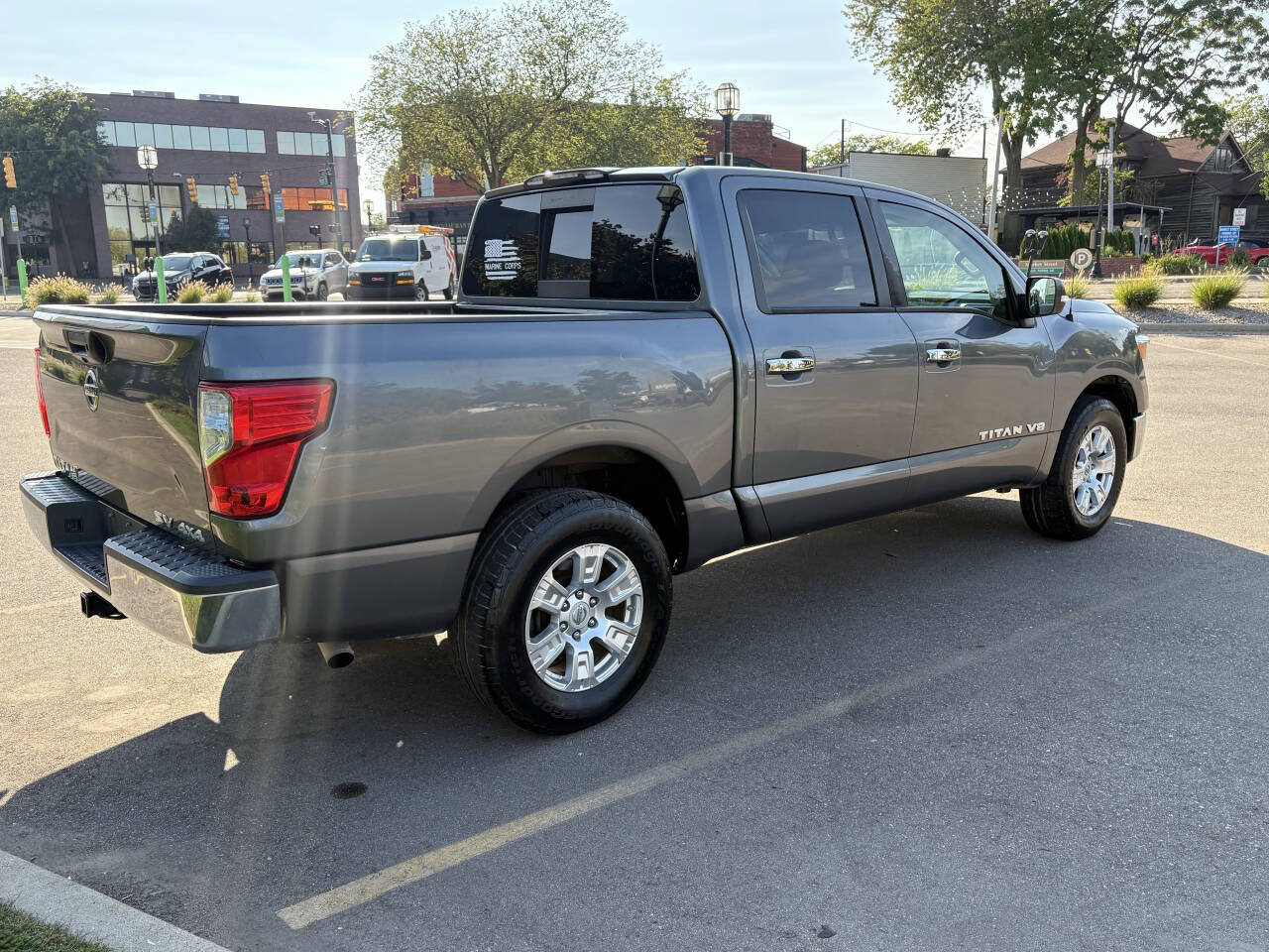 Used 2018 Nissan Titan SV AWD/4WD image 9