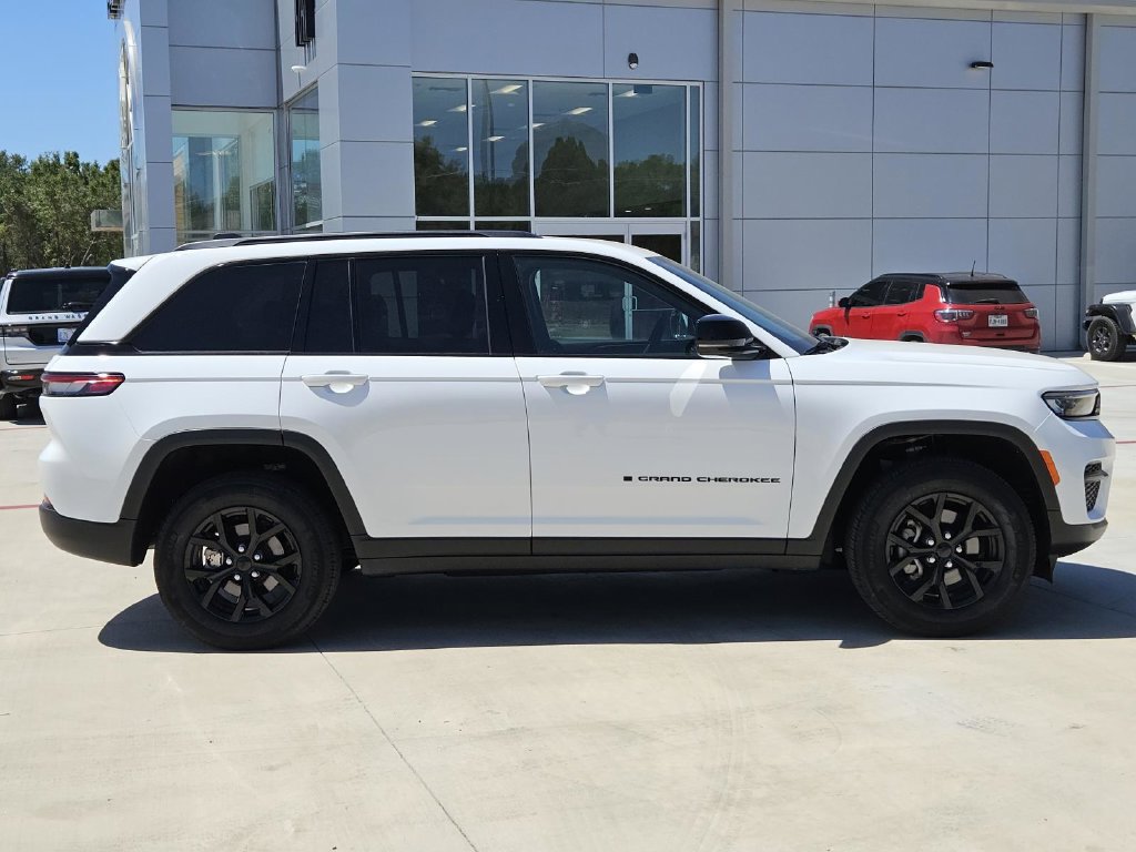 Used 2025 Jeep Grand Cherokee Altitude AWD/4WD image 9