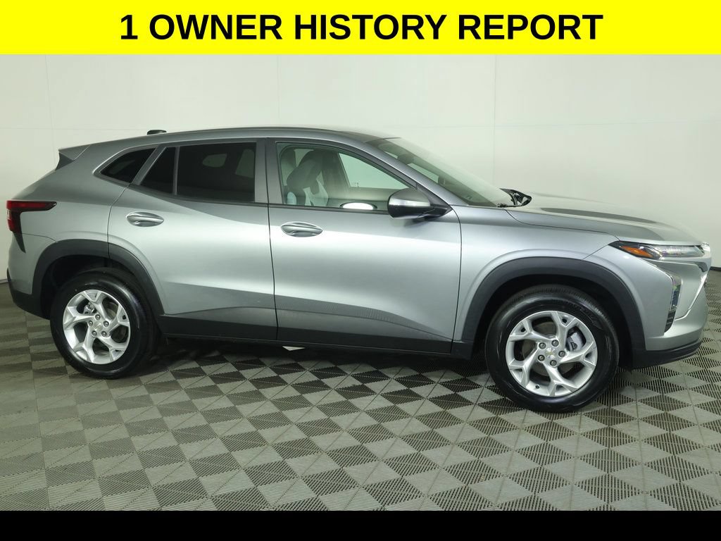 Used 2024 Chevrolet Trax LS w/ LS Convenience Package FWD image 2