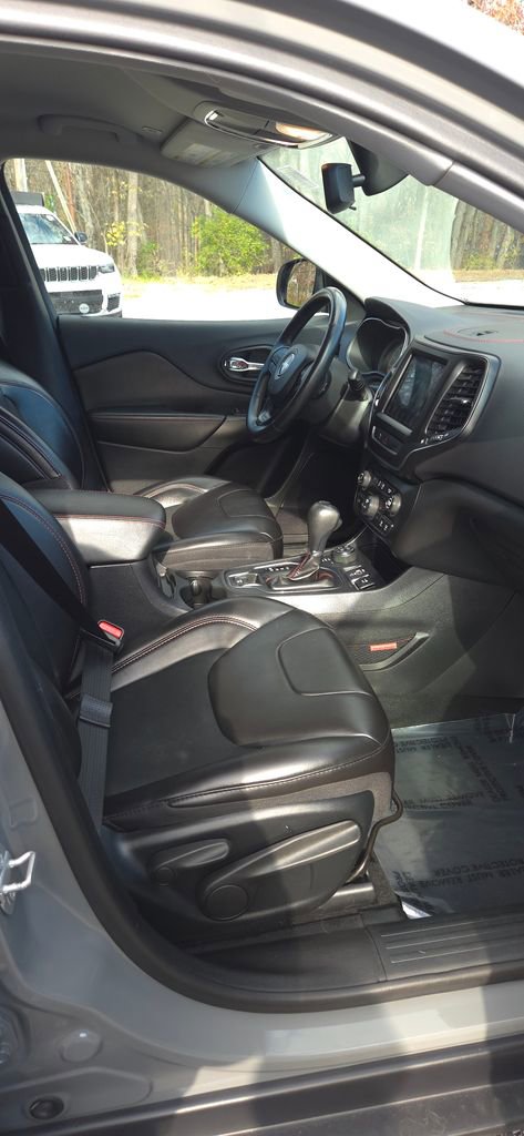 Used 2019 Jeep Cherokee Trailhawk w/ Cold Weather Group image 5