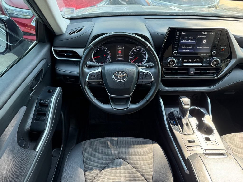 Used 2022 Toyota Highlander LE AWD/4WD image 2