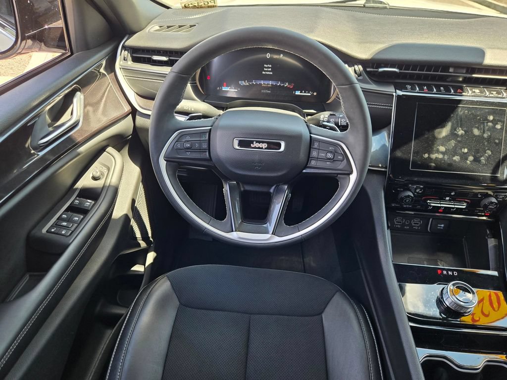 Used 2023 Jeep Grand Cherokee Altitude AWD/4WD image 13
