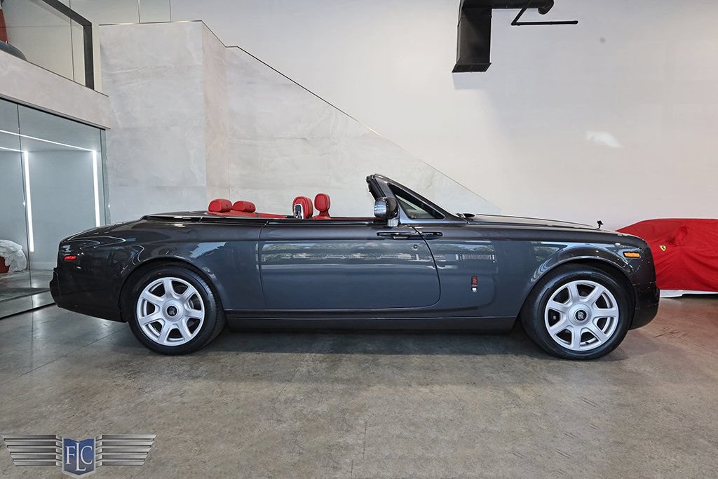 Used 2017 Rolls-Royce Phantom Drophead Coupe RWD image 2