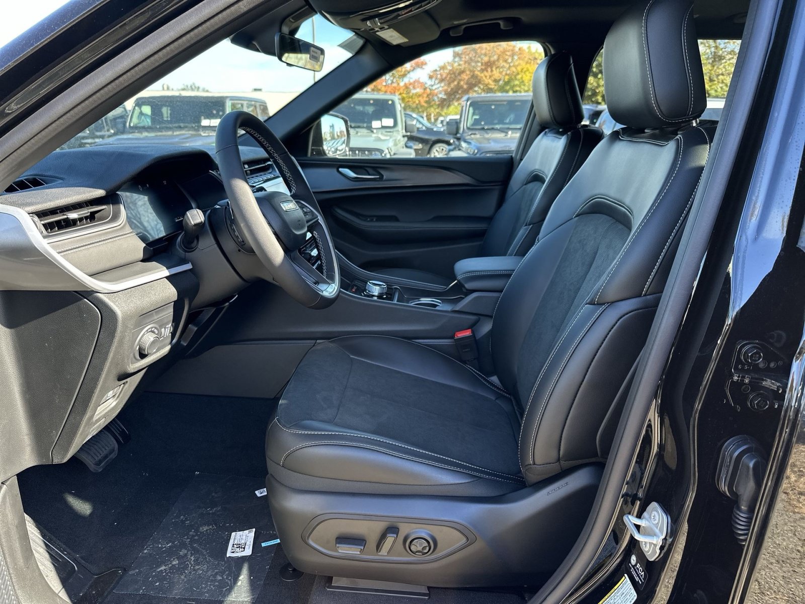 New 2025 Jeep Grand Cherokee L Altitude AWD/4WD image 13