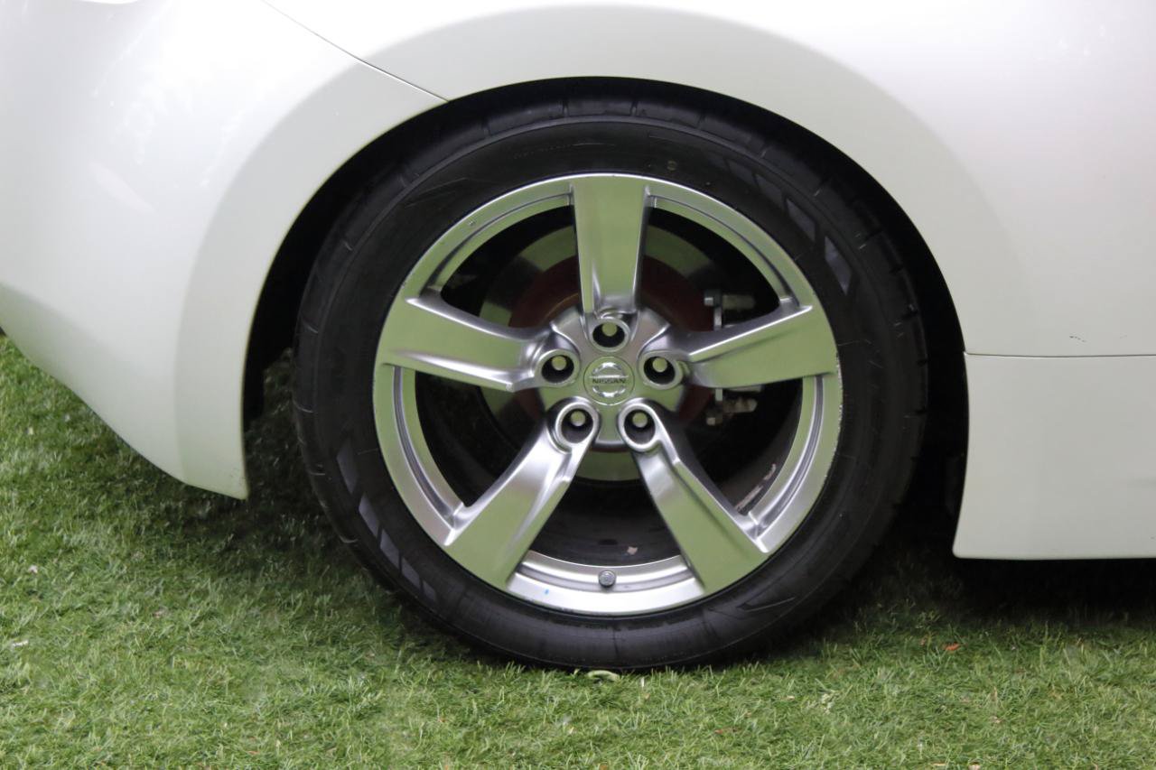 Used 2009 Nissan 370Z Touring RWD image 21