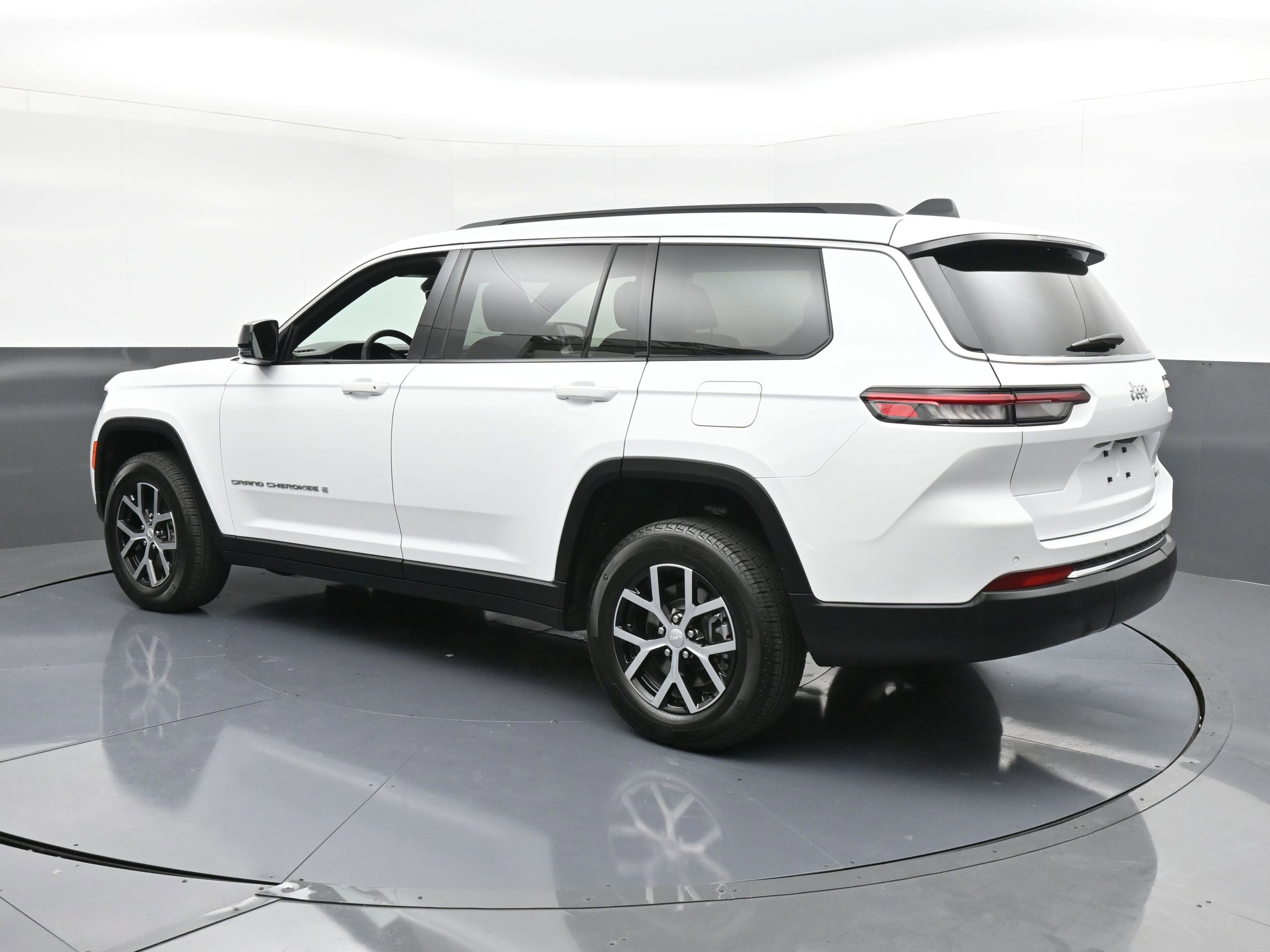 Used 2025 Jeep Grand Cherokee L Limited image 6