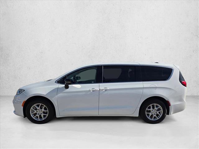 Used 2024 Chrysler Pacifica Touring-L FWD image 9