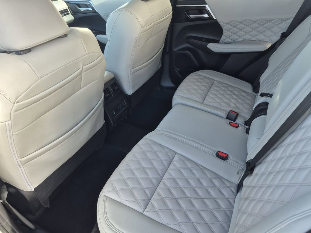 Used 2023 Mitsubishi Outlander SEL image 13