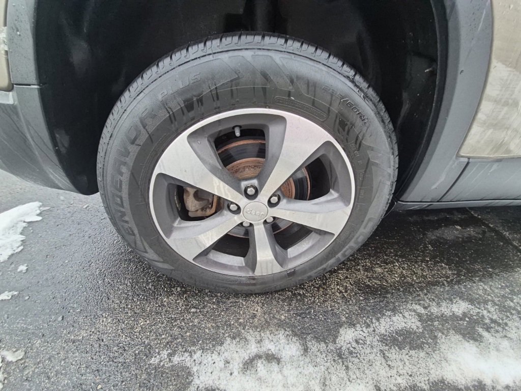 Used 2019 Jeep Cherokee Limited image 9