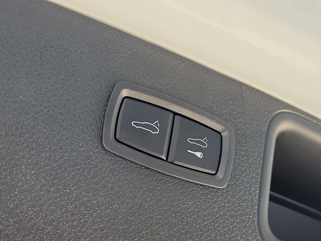 Certified 2025 Porsche Macan image 18