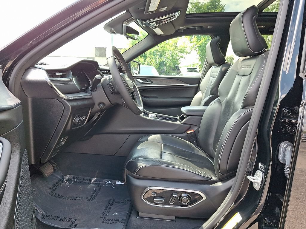 Certified 2023 Jeep Grand Cherokee Overland w/ Luxury Tech Group IV AWD/4WD image 14