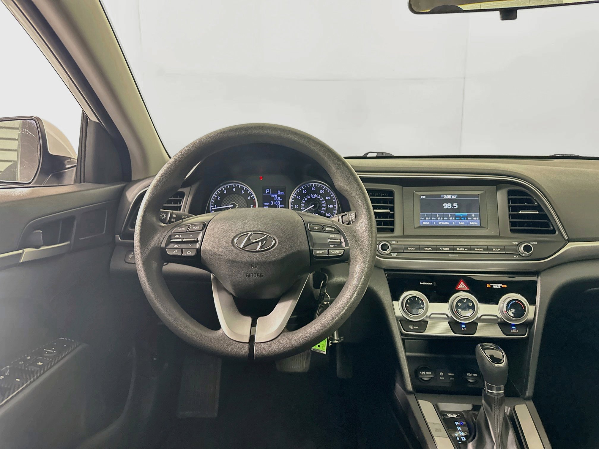 Used 2019 Hyundai Elantra SE w/ Cargo Package FWD image 17