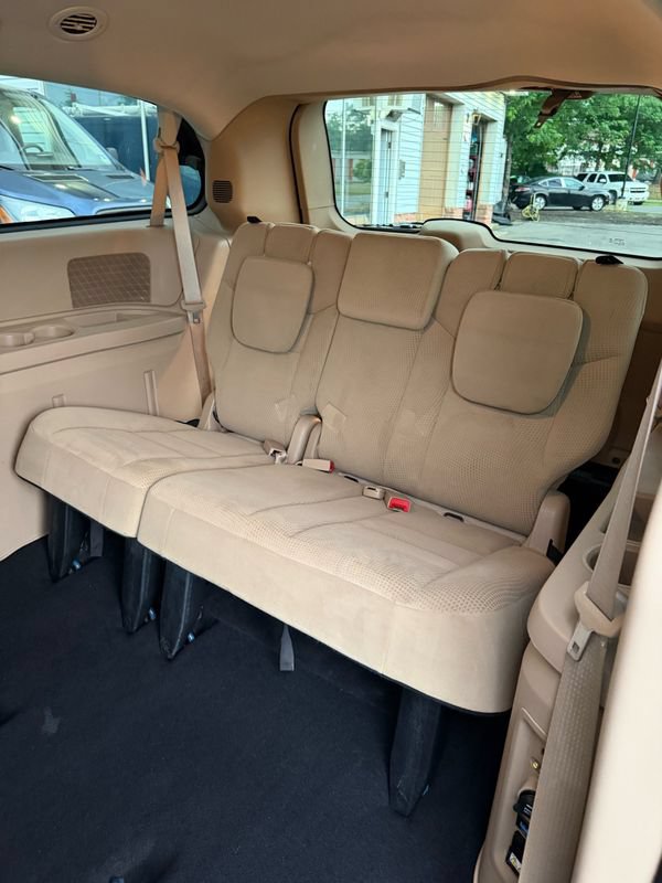 Used 2016 Dodge Grand Caravan SXT w/ Rear Park Assist Package FWD image 11