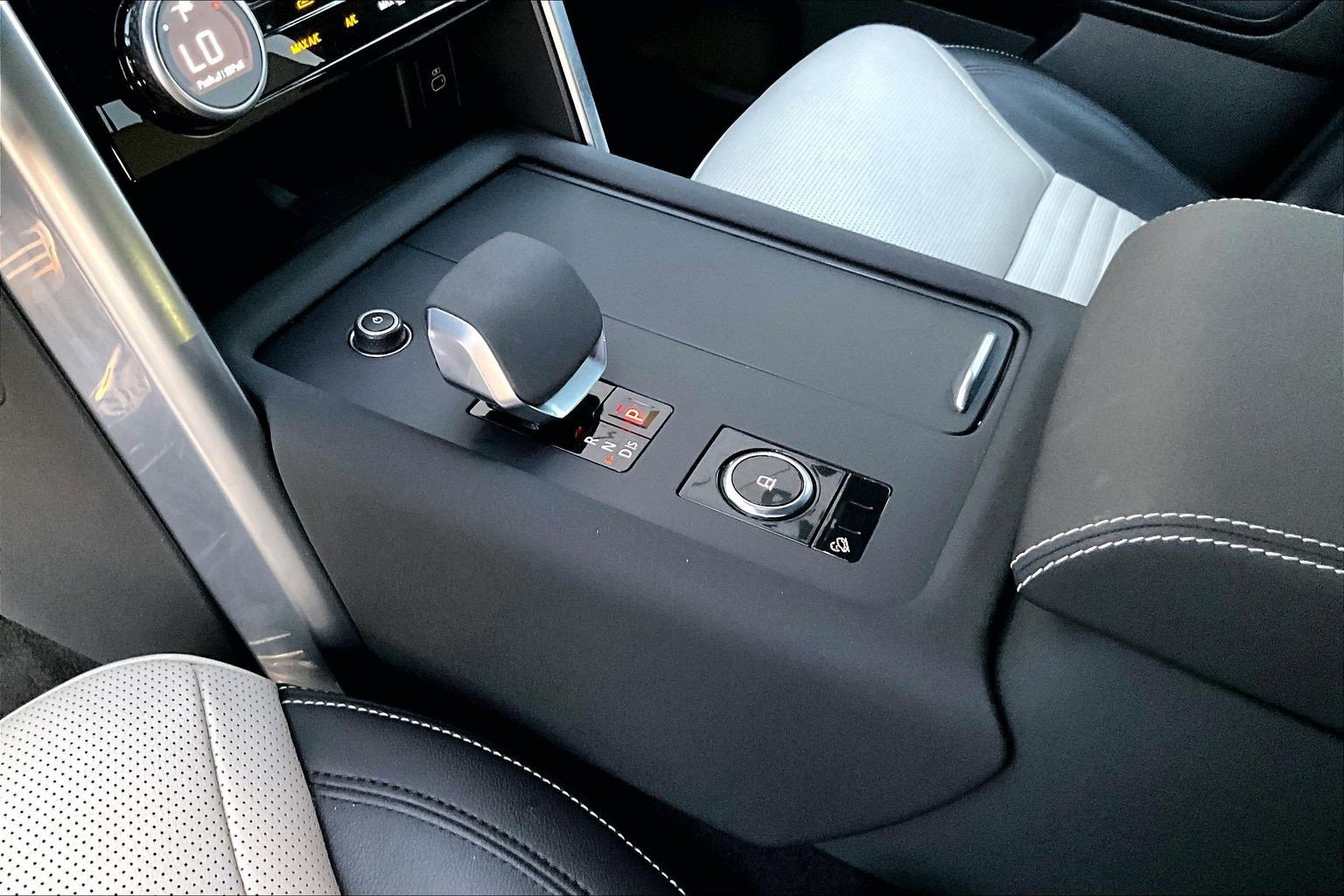 Used 2023 Land Rover Discovery S R-Dynamic image 16