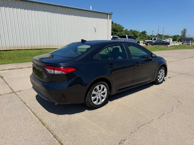 Used 2022 Toyota Corolla LE FWD image 3