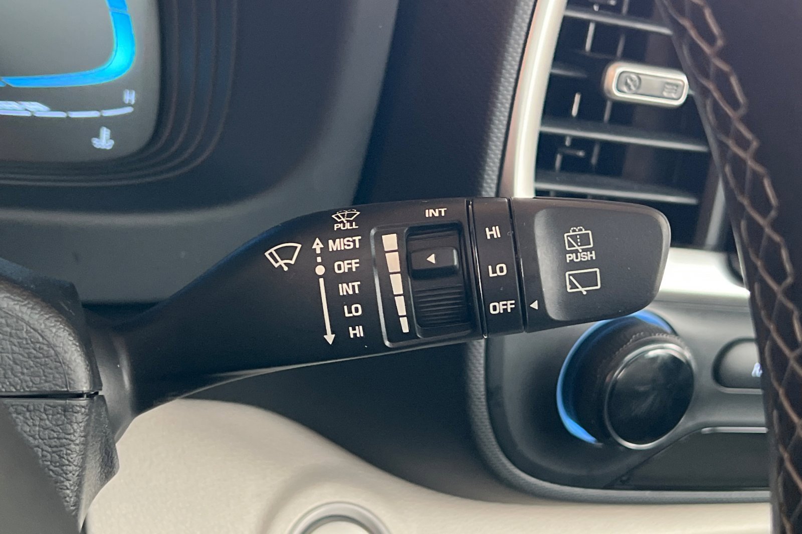 Certified 2025 Hyundai Venue SEL image 34