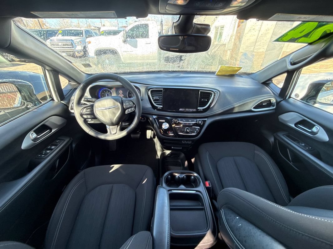 Used 2024 Chrysler Pacifica Touring FWD image 19