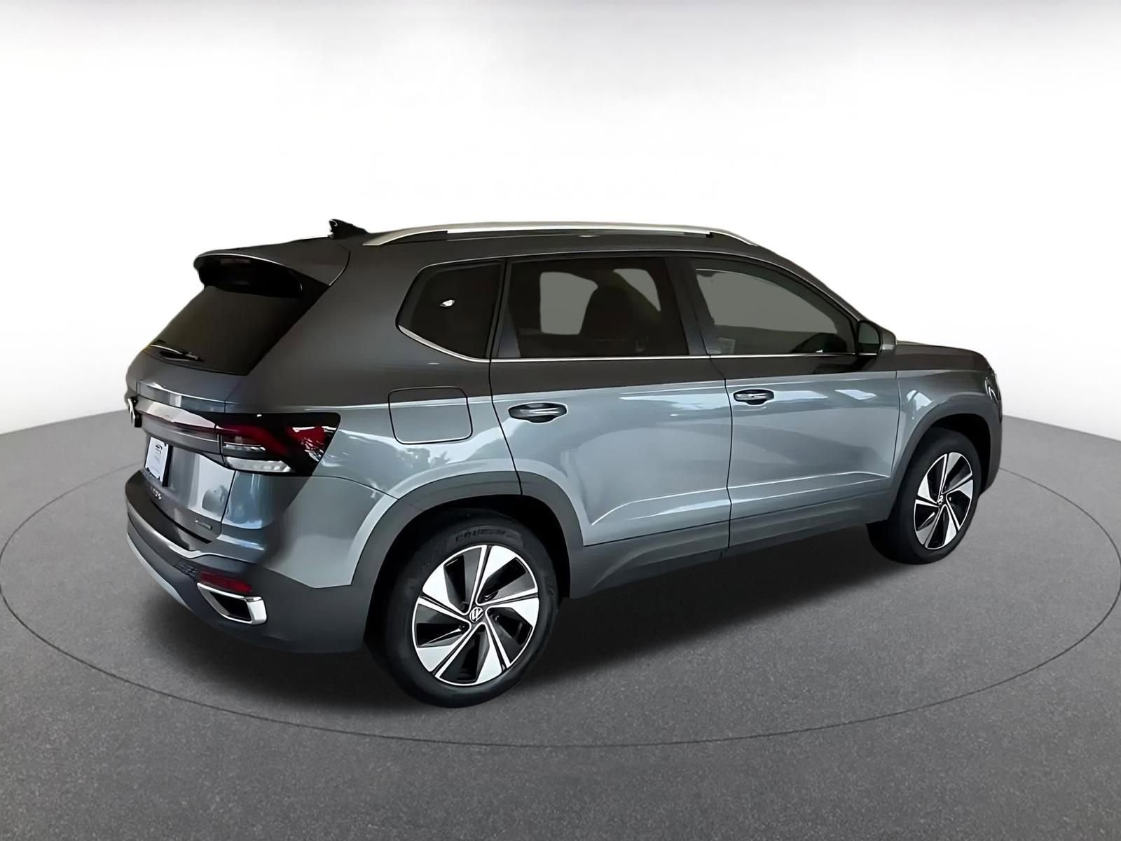 Used 2025 Volkswagen Taos SE image 15