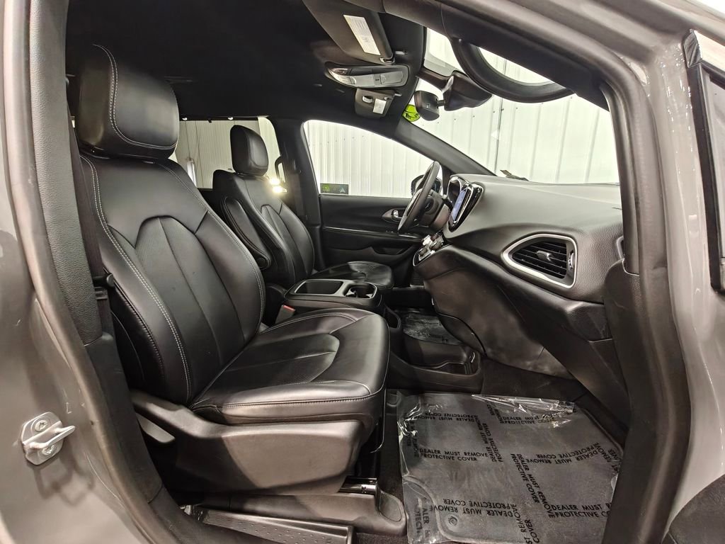 Used 2025 Chrysler Pacifica Select image 23