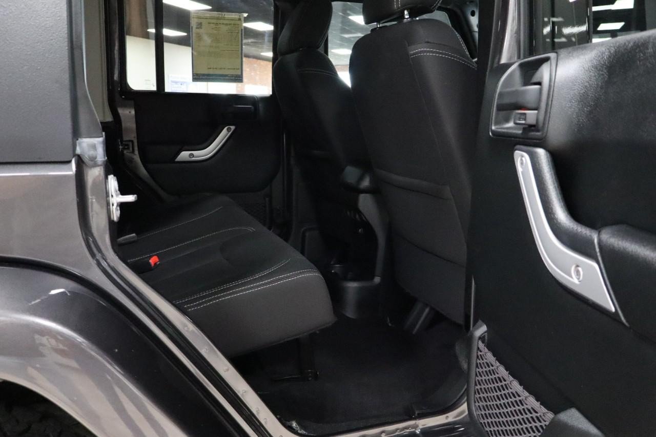 Used 2018 Jeep Wrangler Unlimited Sahara w/ Connectivity Group AWD/4WD image 20