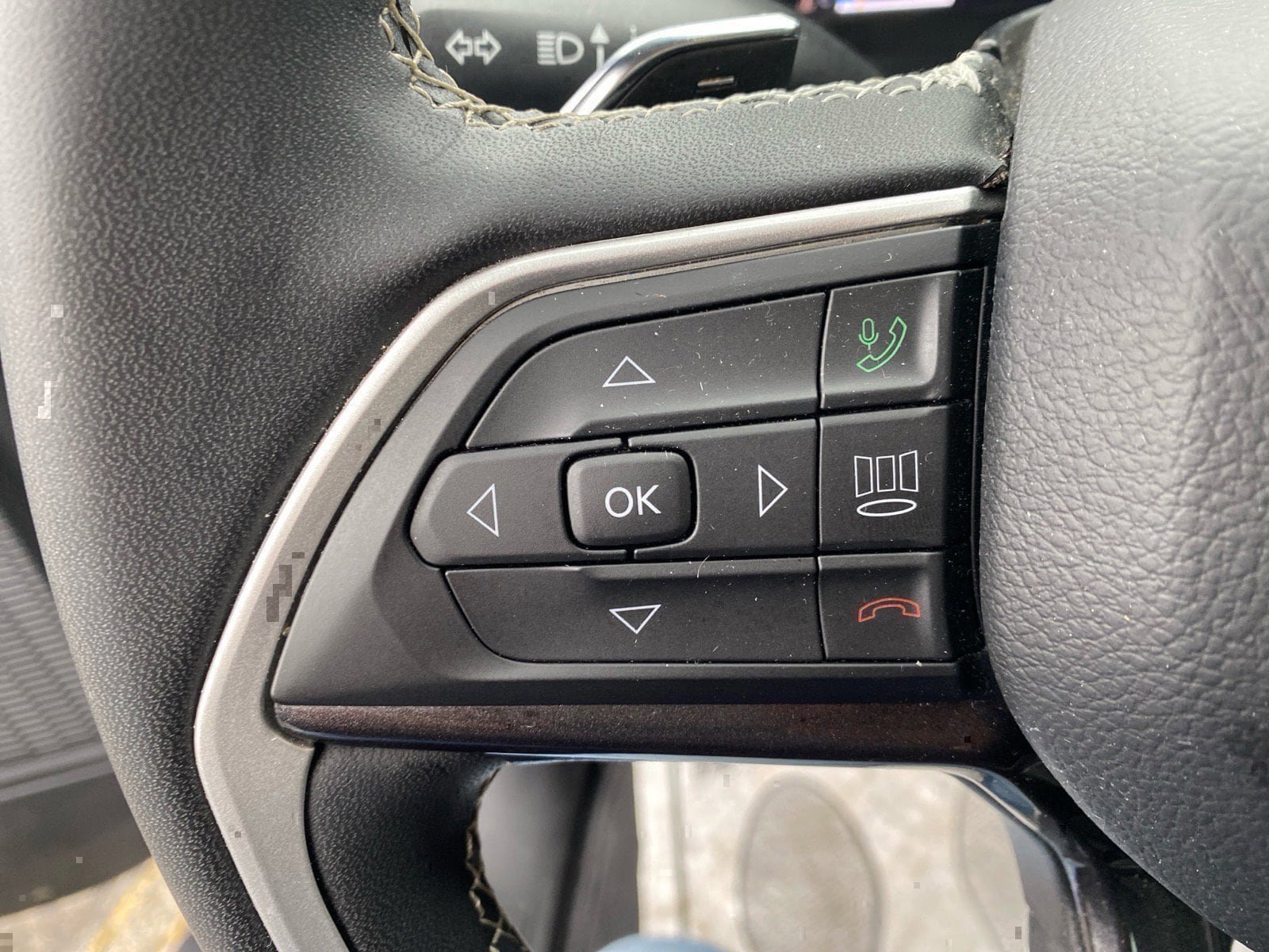 Used 2023 Jeep Grand Cherokee Laredo AWD/4WD image 16