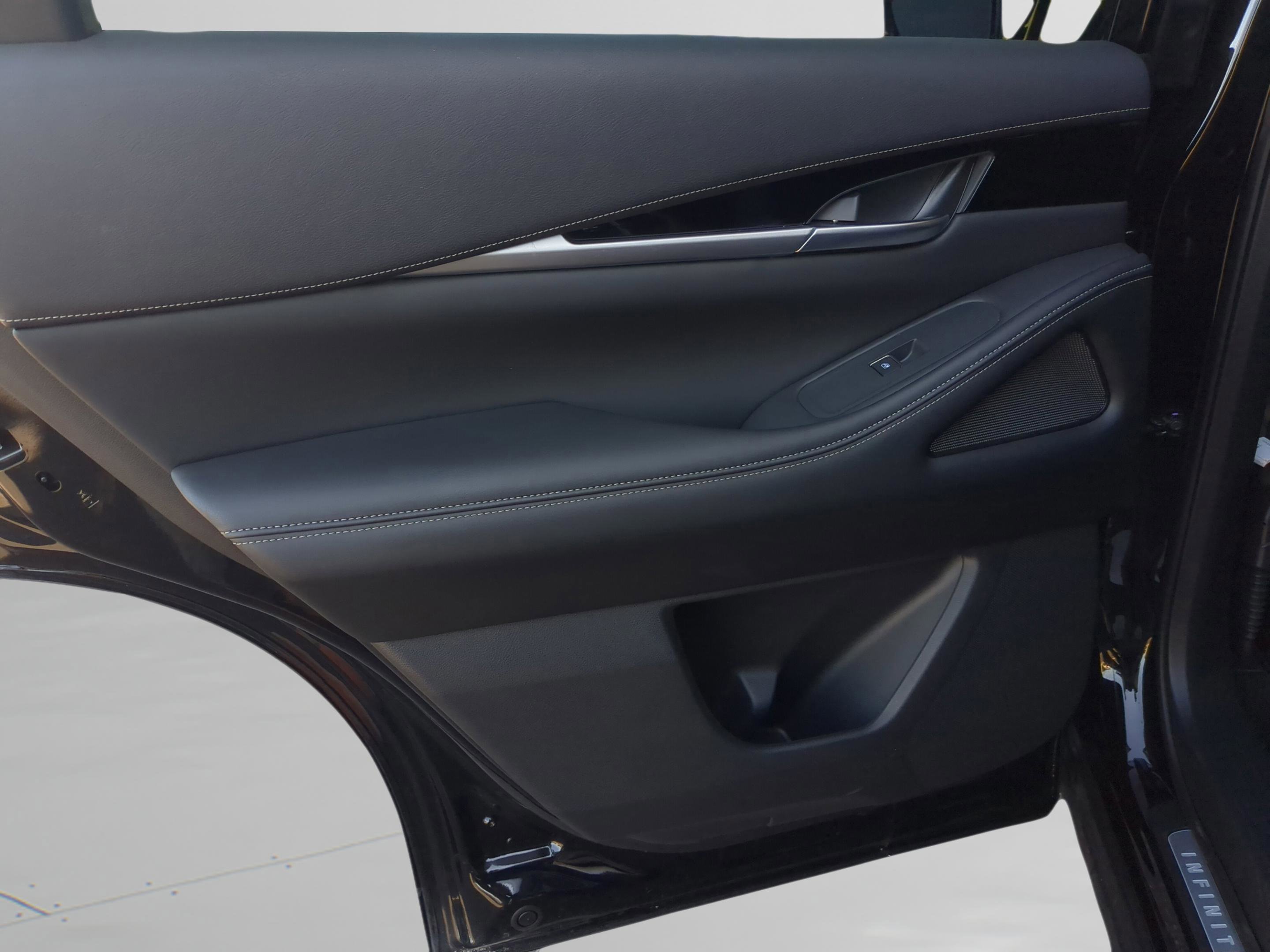 Used 2025 INFINITI QX60 Pure w/ Cargo Package image 27