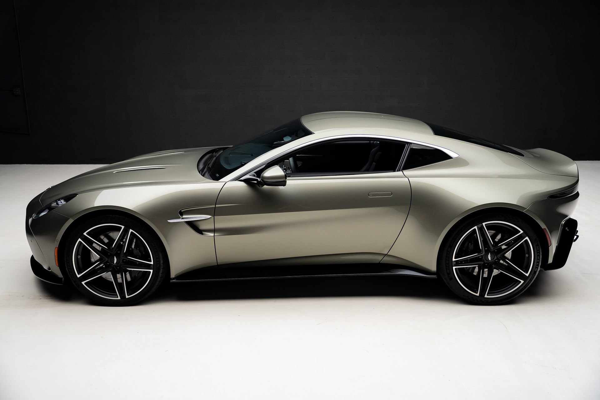 Used 2025 Aston Martin V8 Vantage Coupe RWD image 16