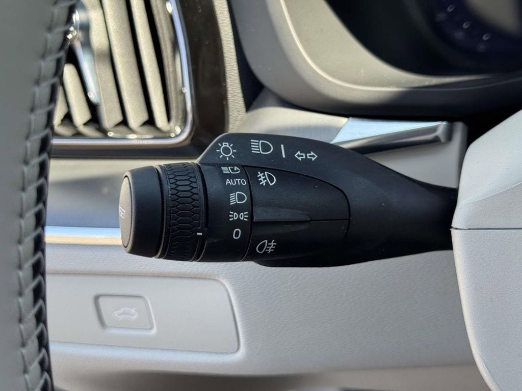 Certified 2025 Volvo XC60 B5 Core AWD/4WD image 24