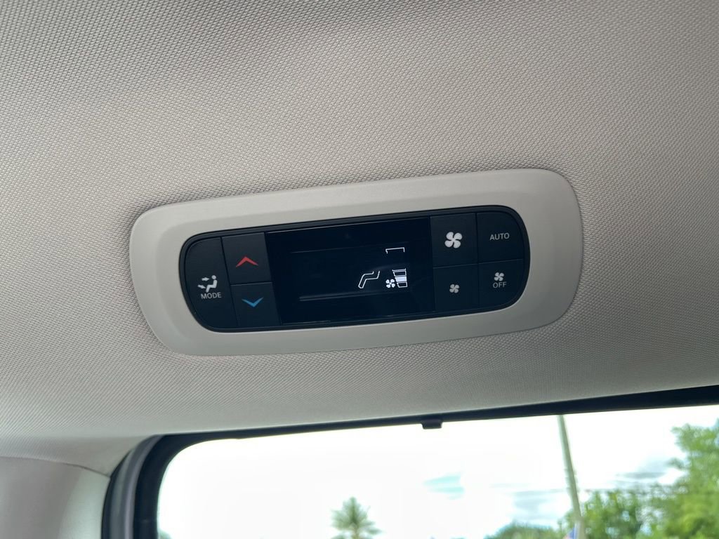 Used 2024 Chrysler Pacifica Touring-L image 32
