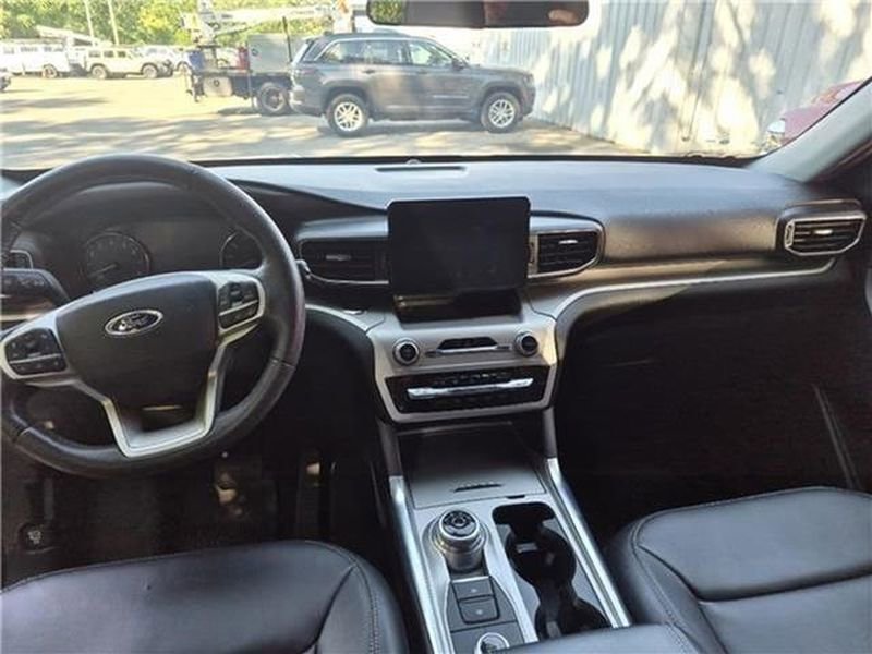 Used 2022 Ford Explorer XLT w/ Equipment Group 202A AWD/4WD image 40
