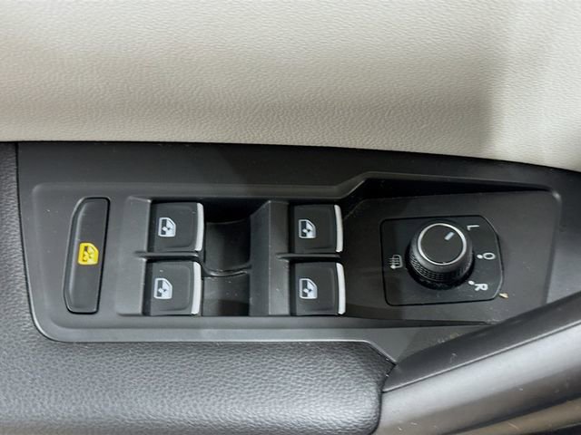 Used 2021 Volkswagen Tiguan SE w/ Panoramic Sunroof Package image 11